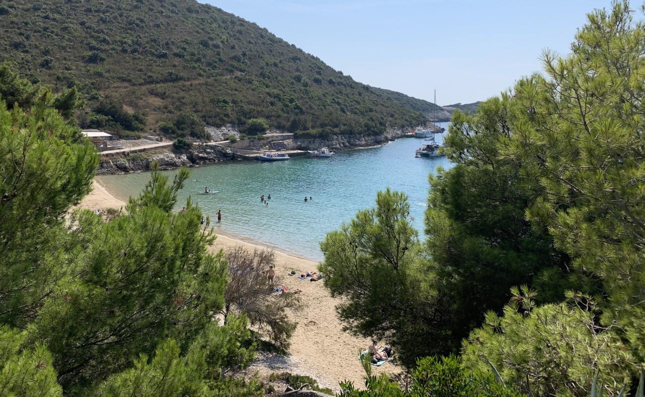 Foto de Porat beach II con arena oscura superficie