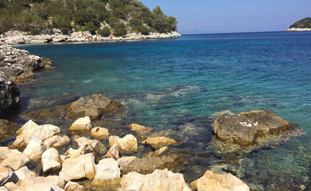 Foto de Korita bay con piedra superficie