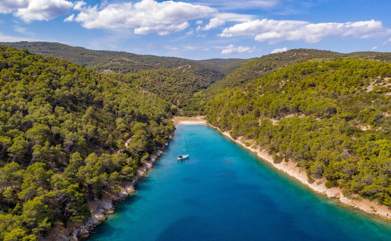 Foto de Dramotinj beach con guijarro fino claro superficie