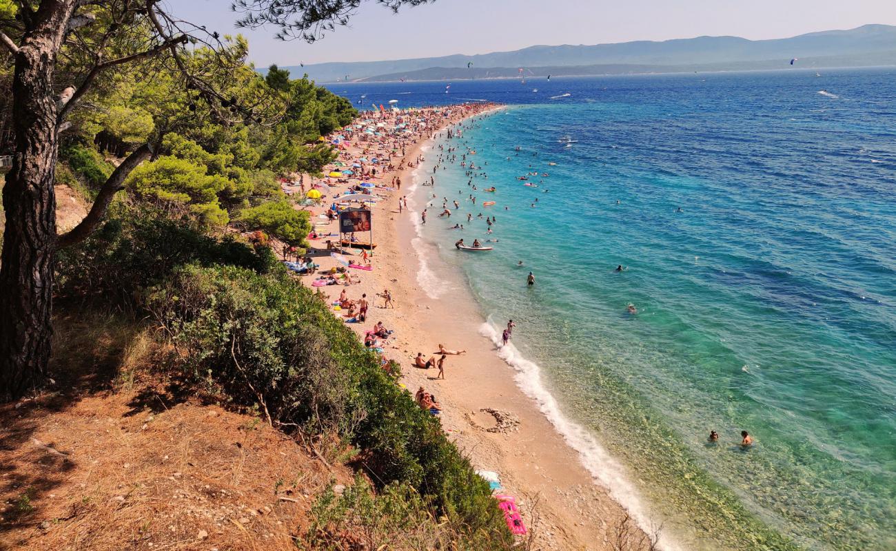 Foto de Playa Zlatni rat con guijarro fino gris superficie