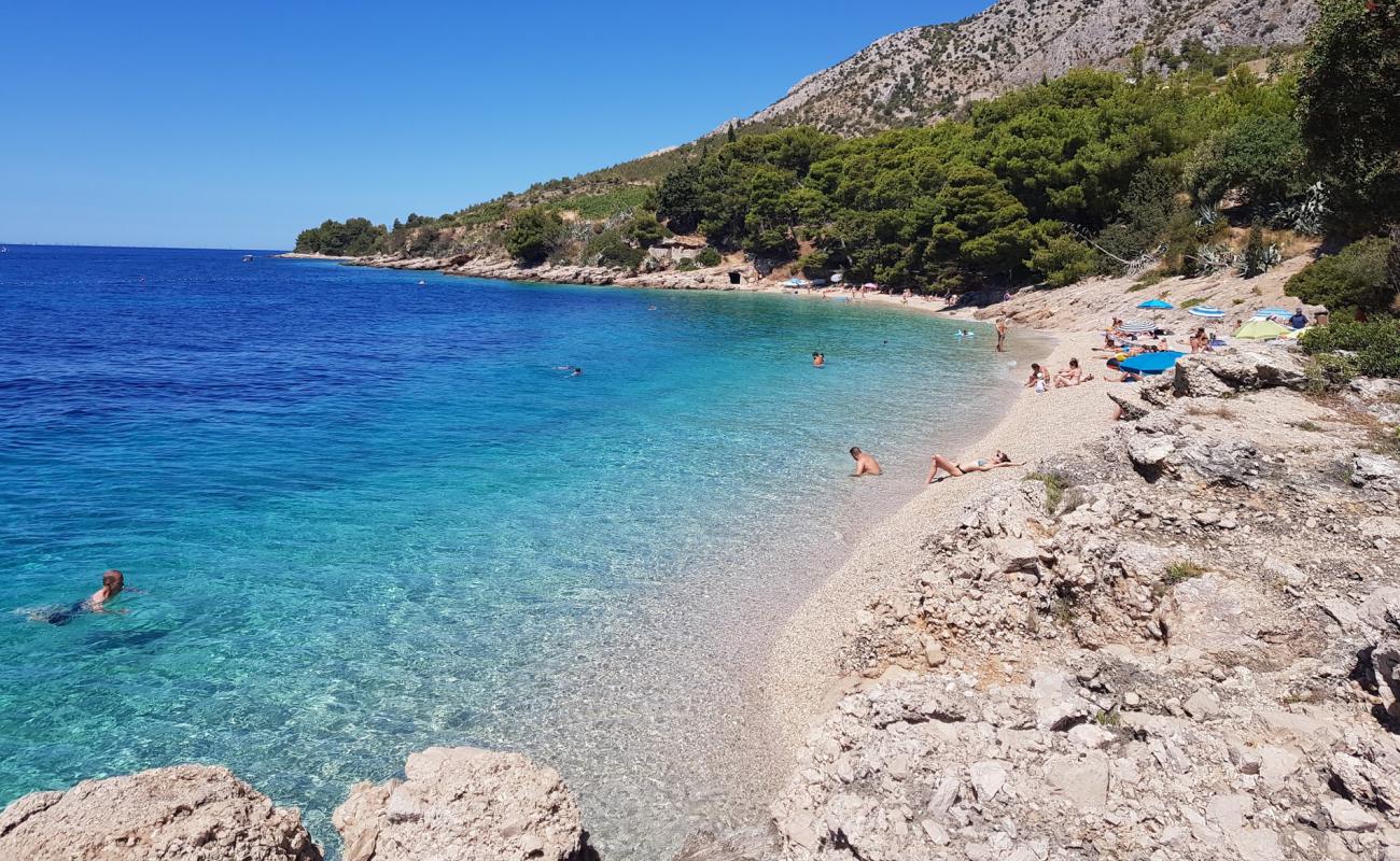 Foto de Playa de Murvica con guijarro fino claro superficie