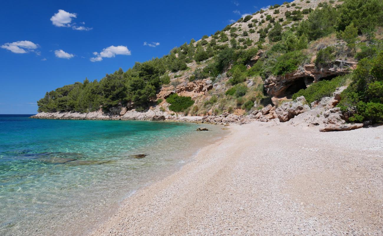 Foto de Slatina beach con guijarro fino claro superficie