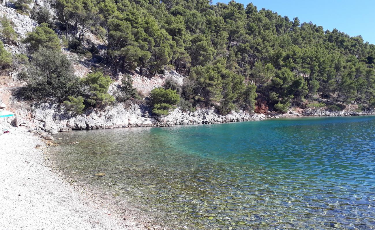 Foto de Milna beach con guijarro ligero superficie