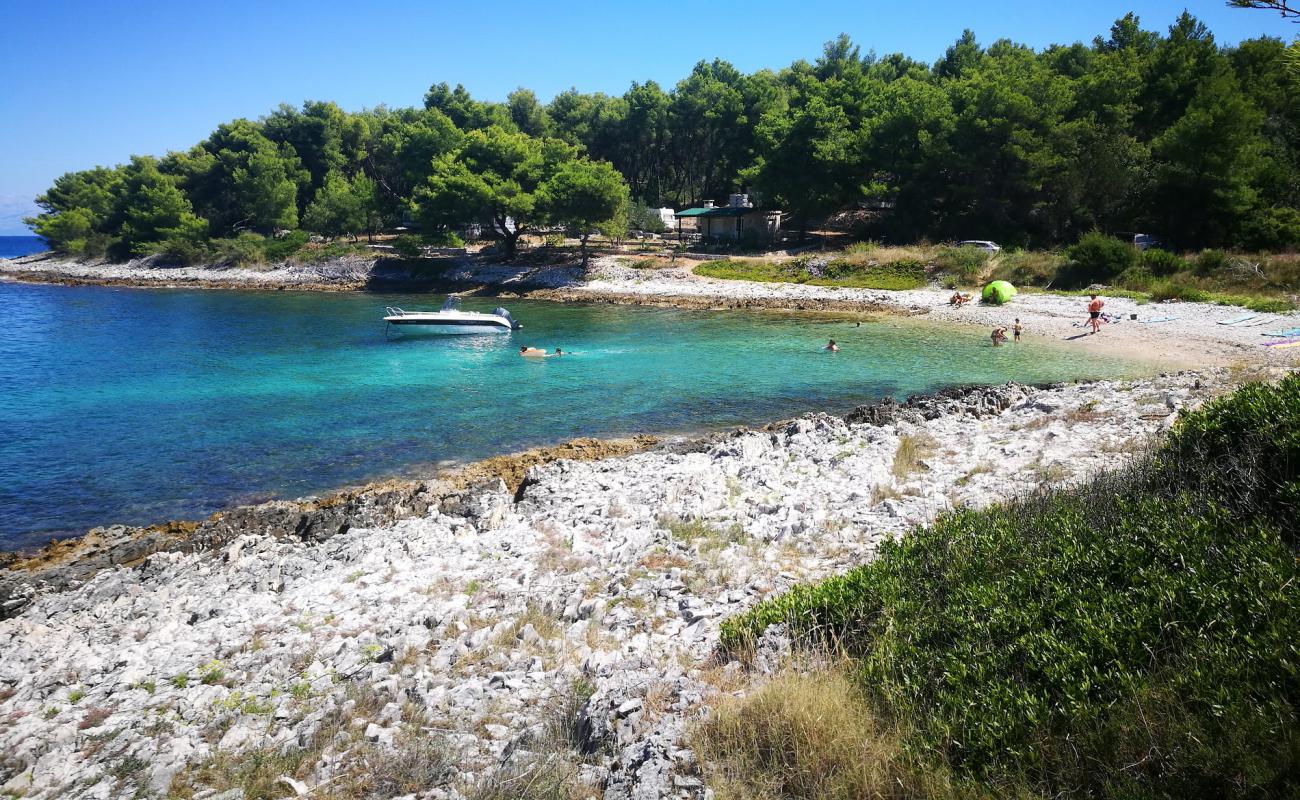 Foto de Sutivan II beach con guijarro ligero superficie