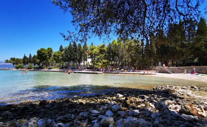 Foto de Vela Luka beach con guijarro ligero superficie