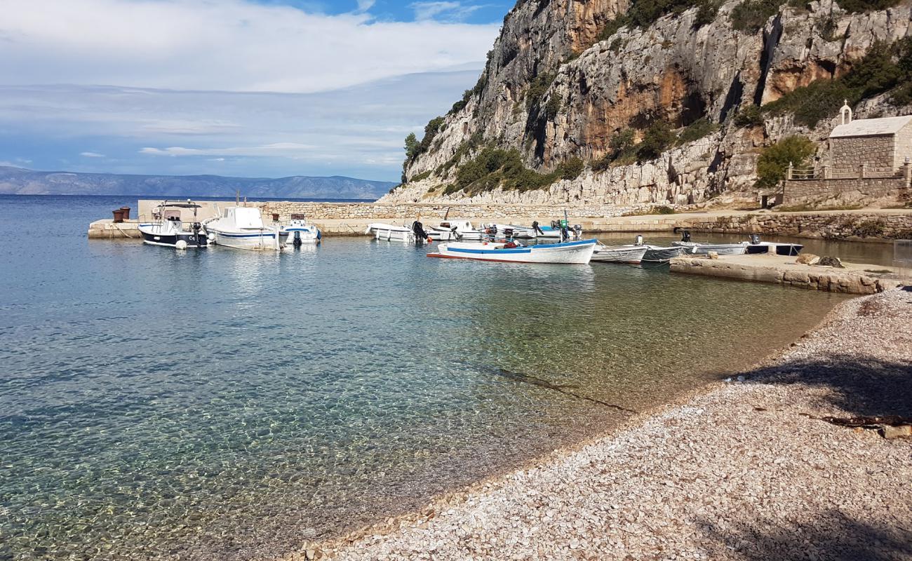 Foto de Velika Stiniva beach con guijarro ligero superficie