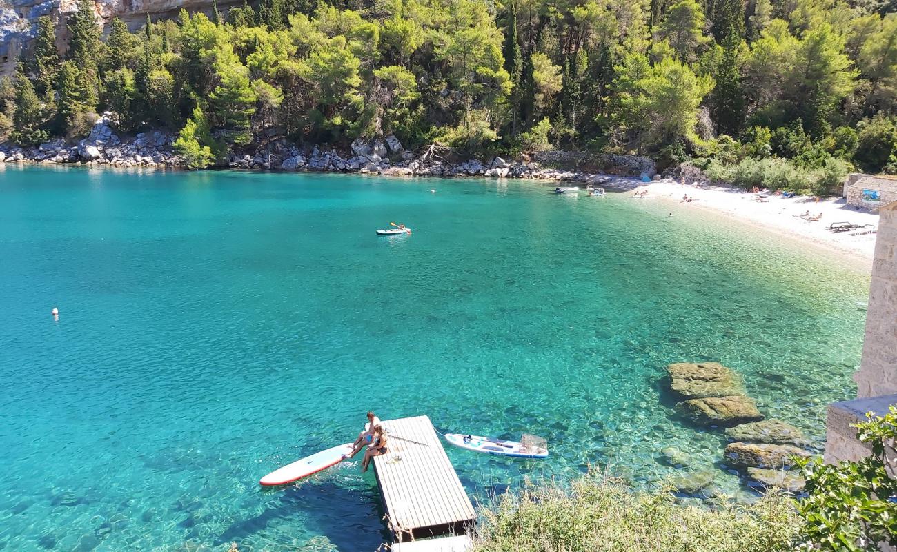 Foto de Playa Veliki Pokrivenik con guijarro ligero superficie