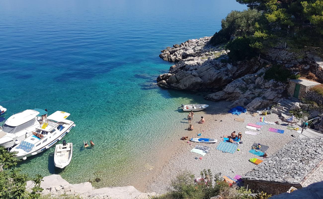 Foto de Pakomina beach con guijarro fino claro superficie