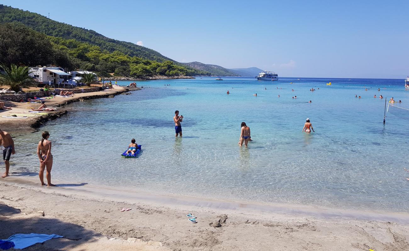 Foto de Playa Mlaska con arena gris superficie