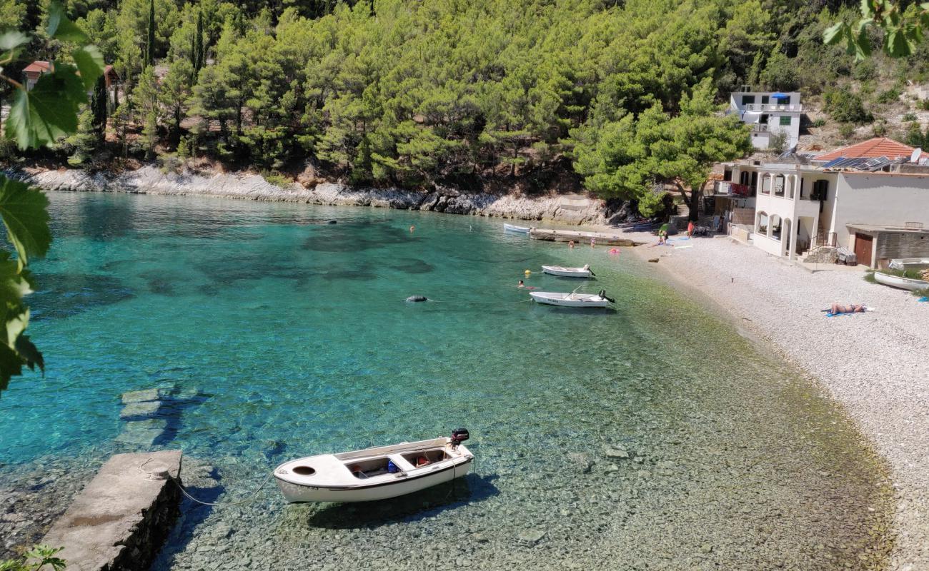 Foto de Bogomolje beach con guijarro ligero superficie