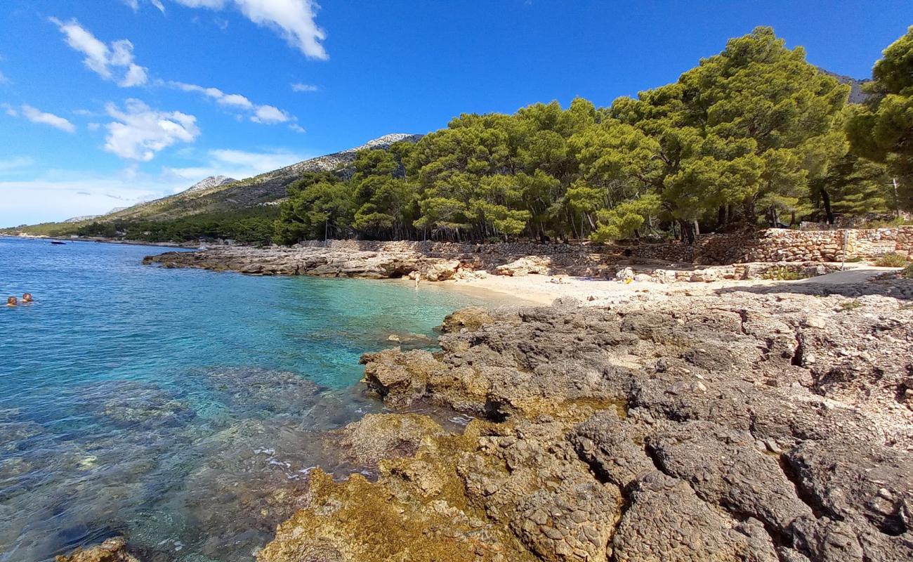 Foto de Feronija beach con guijarro fino claro superficie