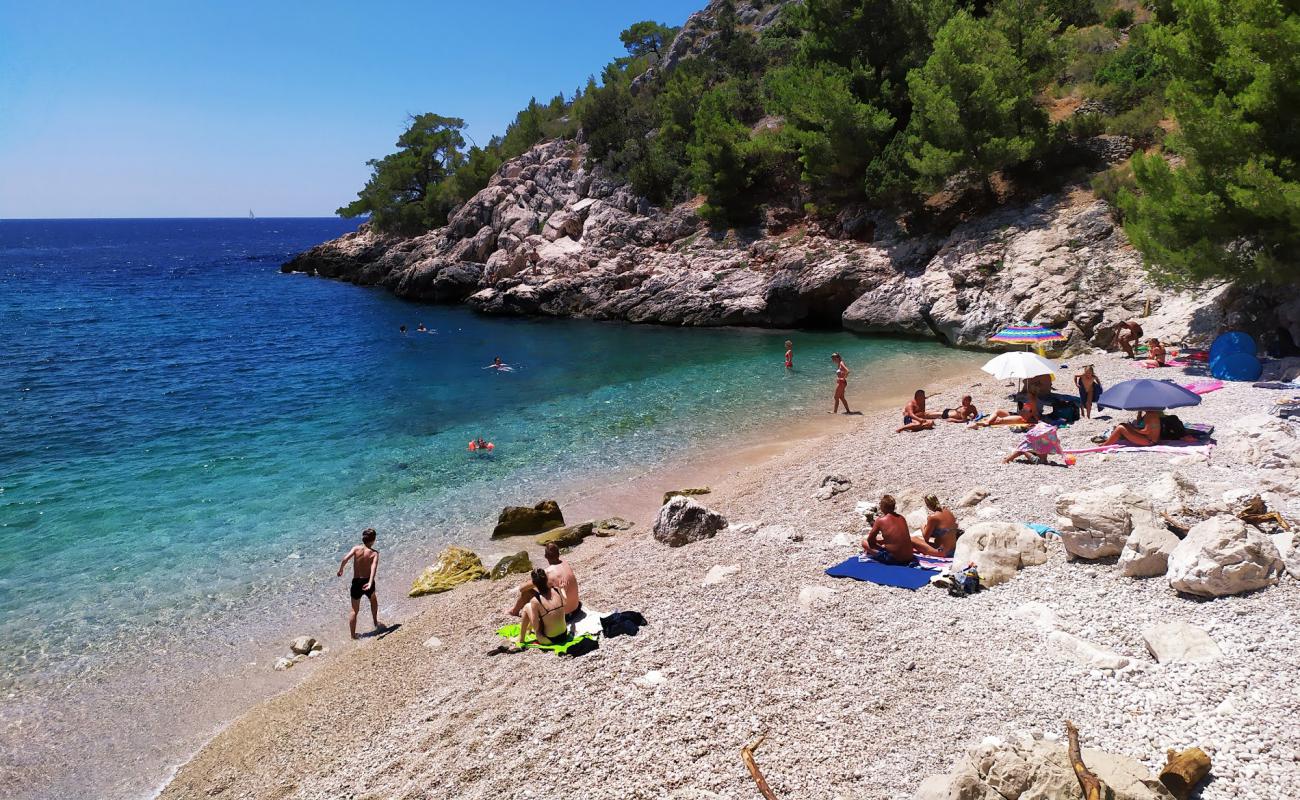 Foto de Lucisca bay beach con guijarro fino claro superficie