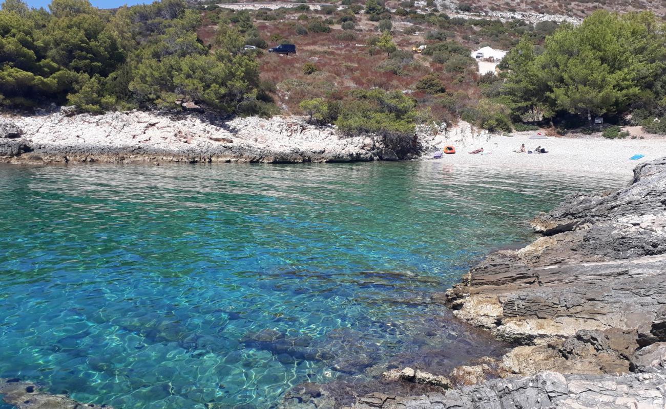 Foto de Pascuka beach con guijarro fino claro superficie