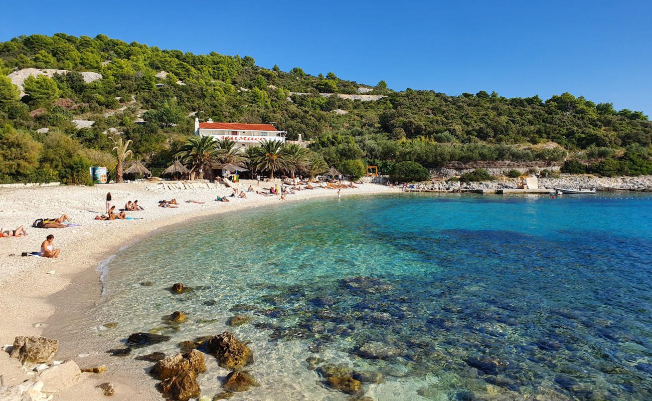 Foto de Playa de Pokonji dol con guijarro blanco superficie