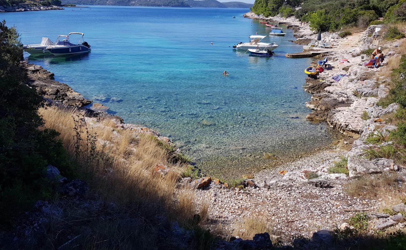 Foto de Strasincica beach con guijarro ligero superficie