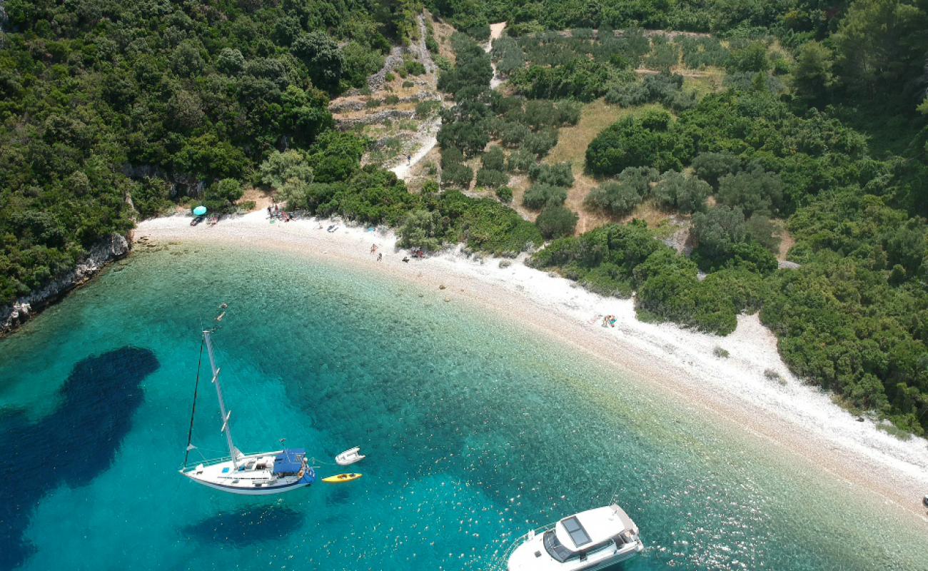 Foto de Samograd Bay con guijarro blanco superficie