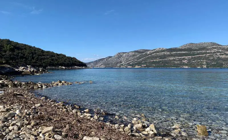 Foto de Korcula beach con guijarro ligero superficie