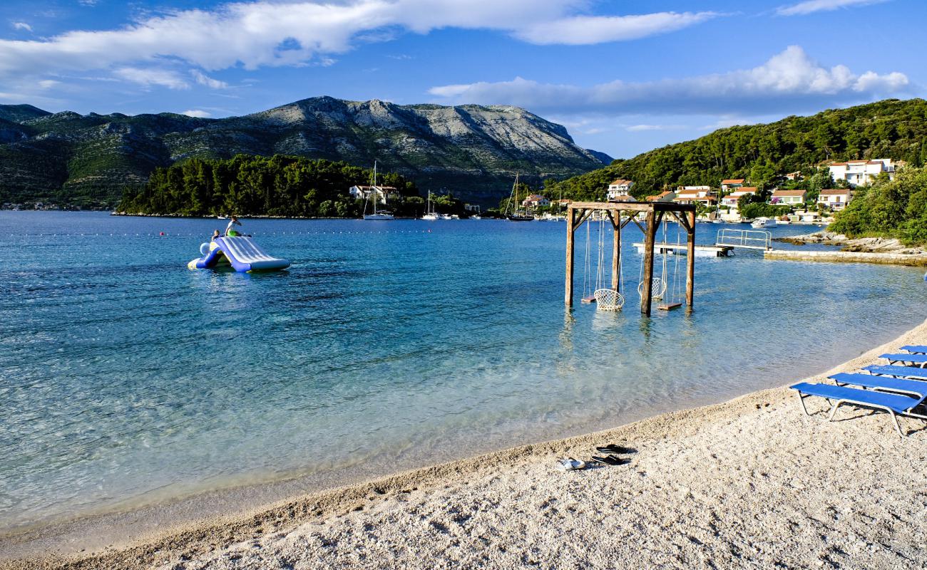 Foto de Zrnovo II beach con guijarro fino claro superficie