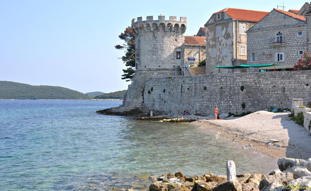 Foto de Zakerjan Zrnovo beach con guijarro ligero superficie