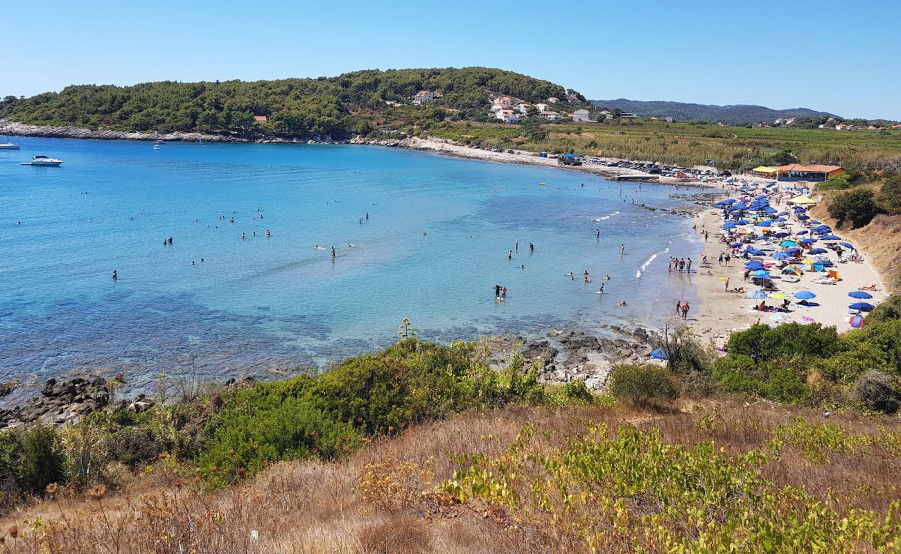 Foto de Vela Przina beach con arena brillante superficie