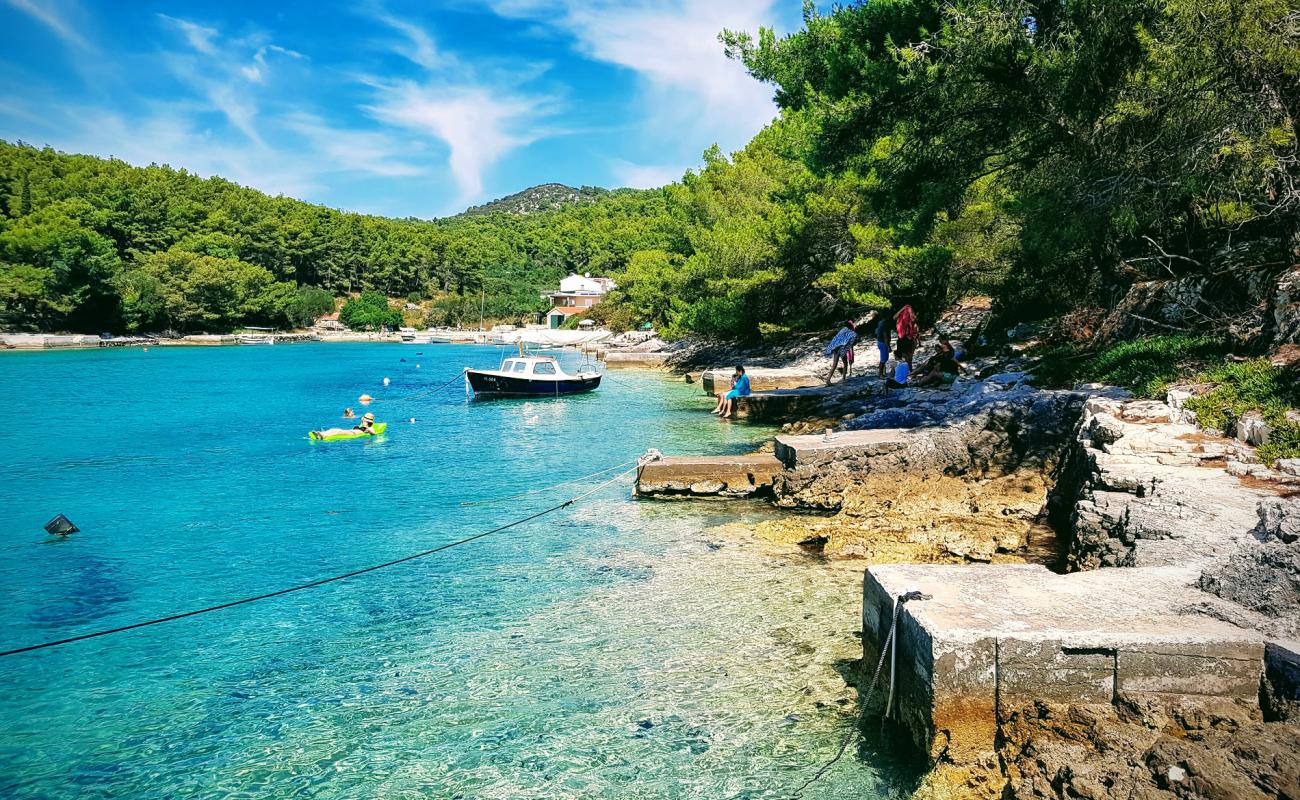 Foto de Slatina beach con guijarro ligero superficie