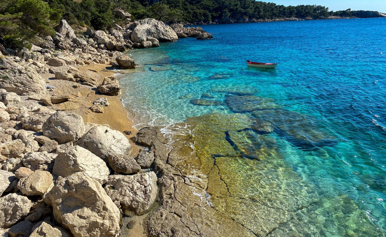 Foto de Zuljana beach con guijarro fino claro superficie