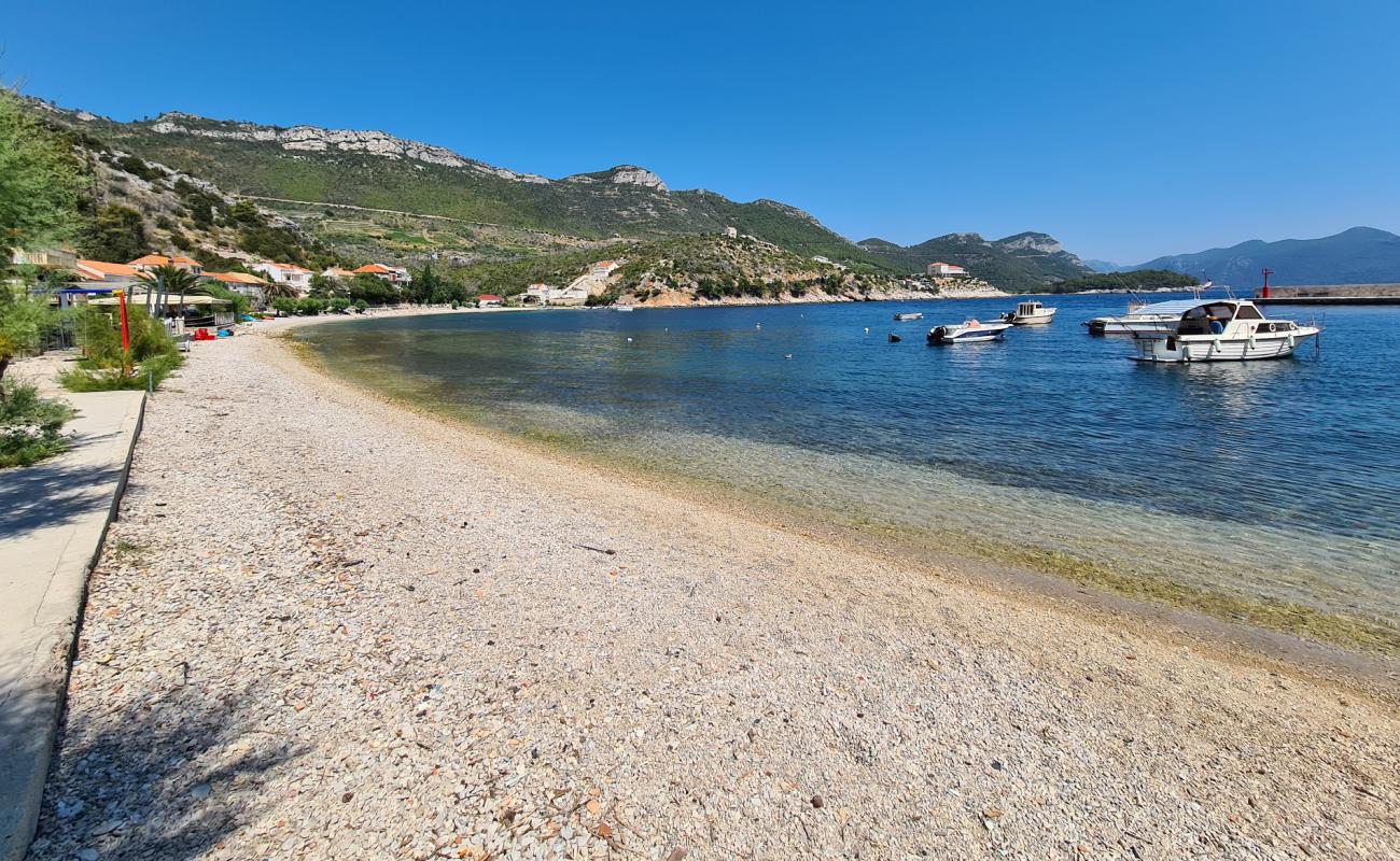 Foto de Trstenik beach con guijarro fino claro superficie