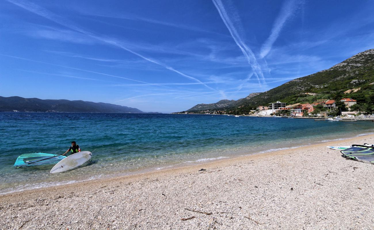 Foto de Kuciste beach con guijarro ligero superficie