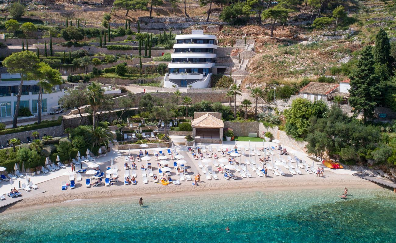 Foto de Playa de Otok Sipan II con guijarro fino claro superficie