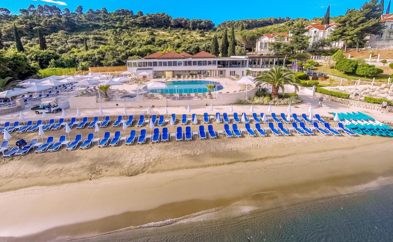 Foto de Playa de Donje Celo con brillante arena fina superficie