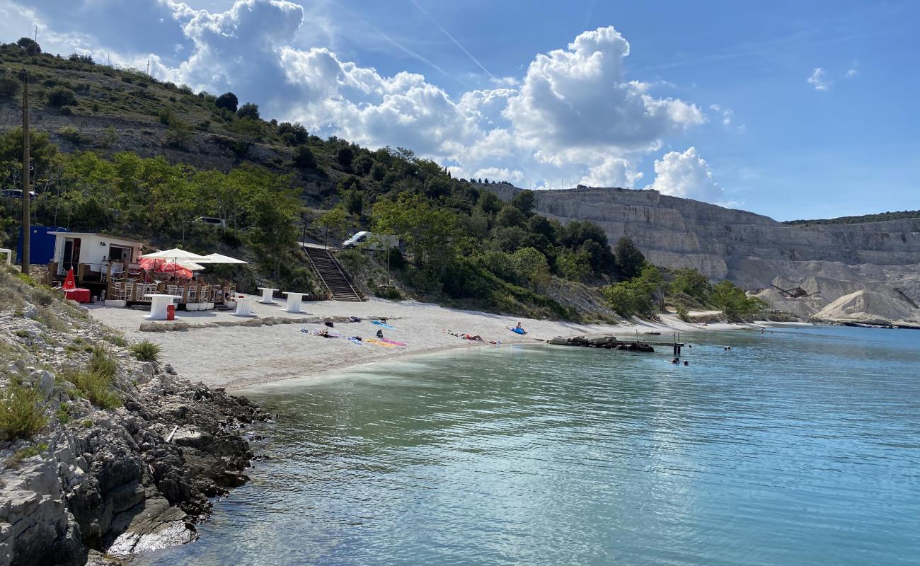 Foto de Rakalj Beach con guijarro ligero superficie