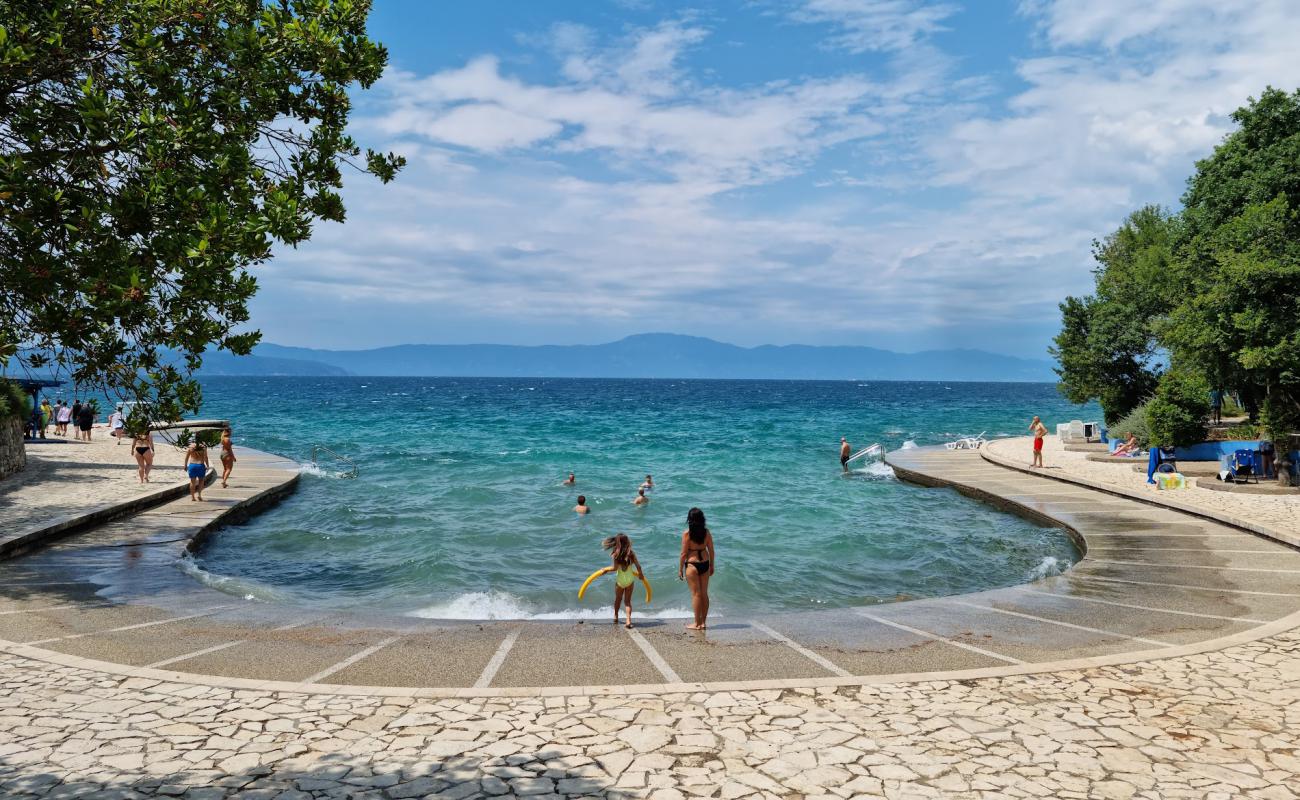 Foto de Haludovo Beach con hormigón superficie