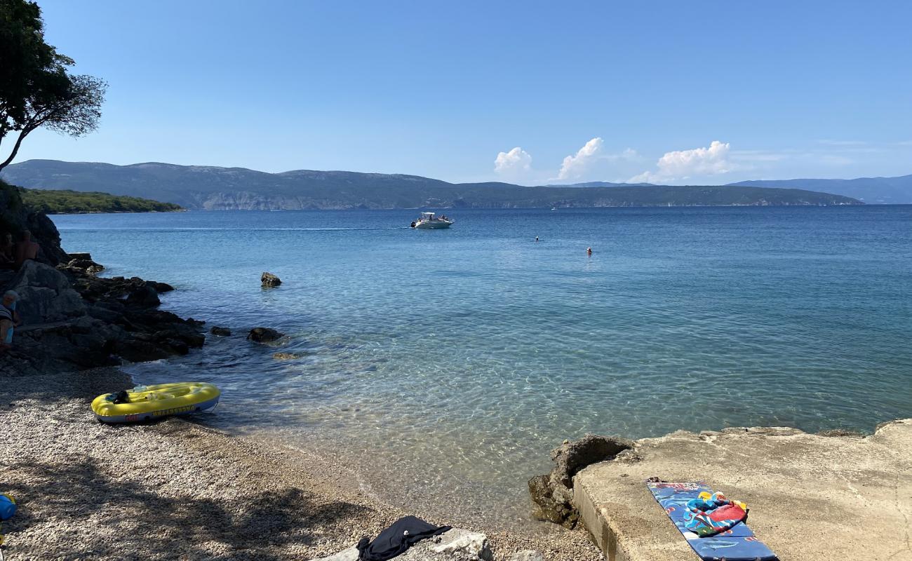 Foto de Uvala Cavlena Beach con guijarro fino gris superficie