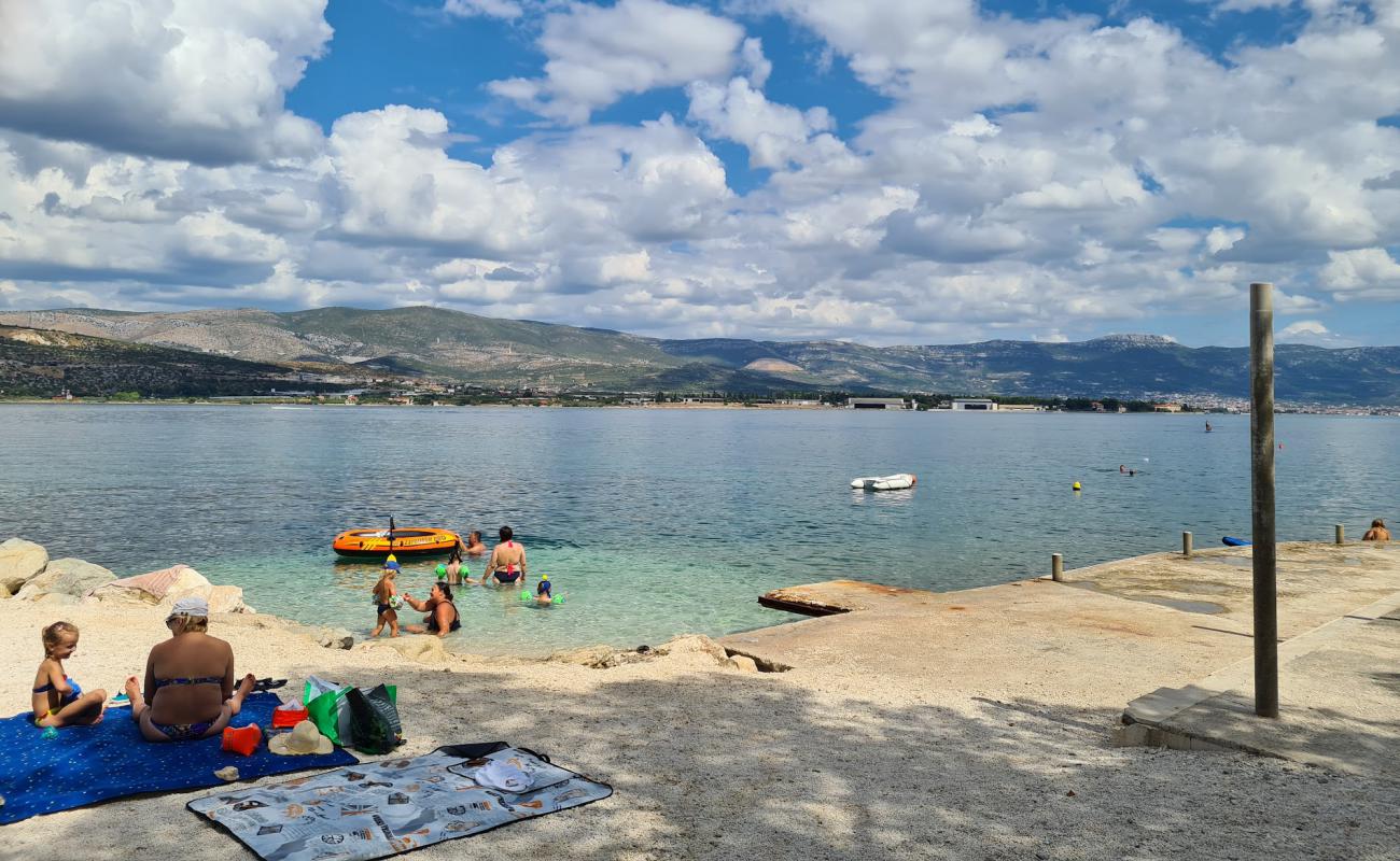 Foto de Mastrinka Beach con guijarro fino claro superficie