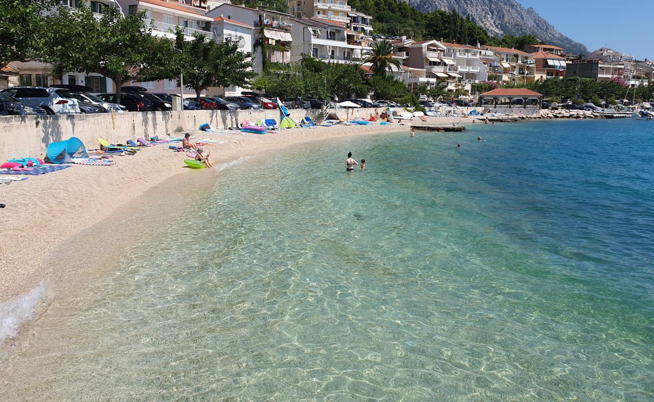 Foto de Beach Caklje con guijarro fino claro superficie