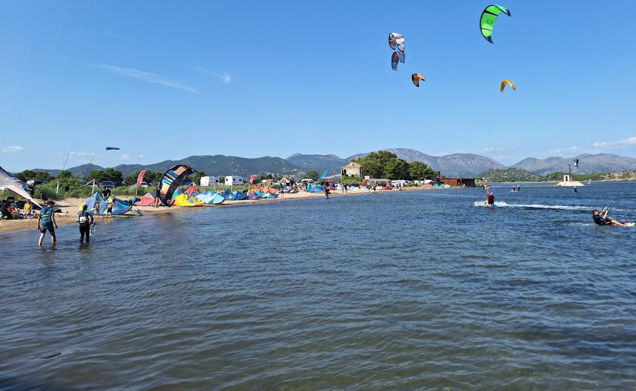 Foto de Neretva Delta Beach con arena brillante superficie