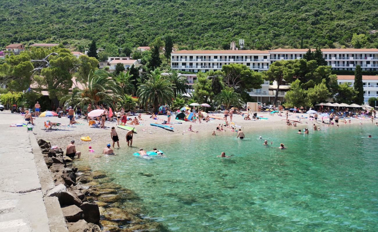 Foto de Pozora Beach con guijarro gris superficie