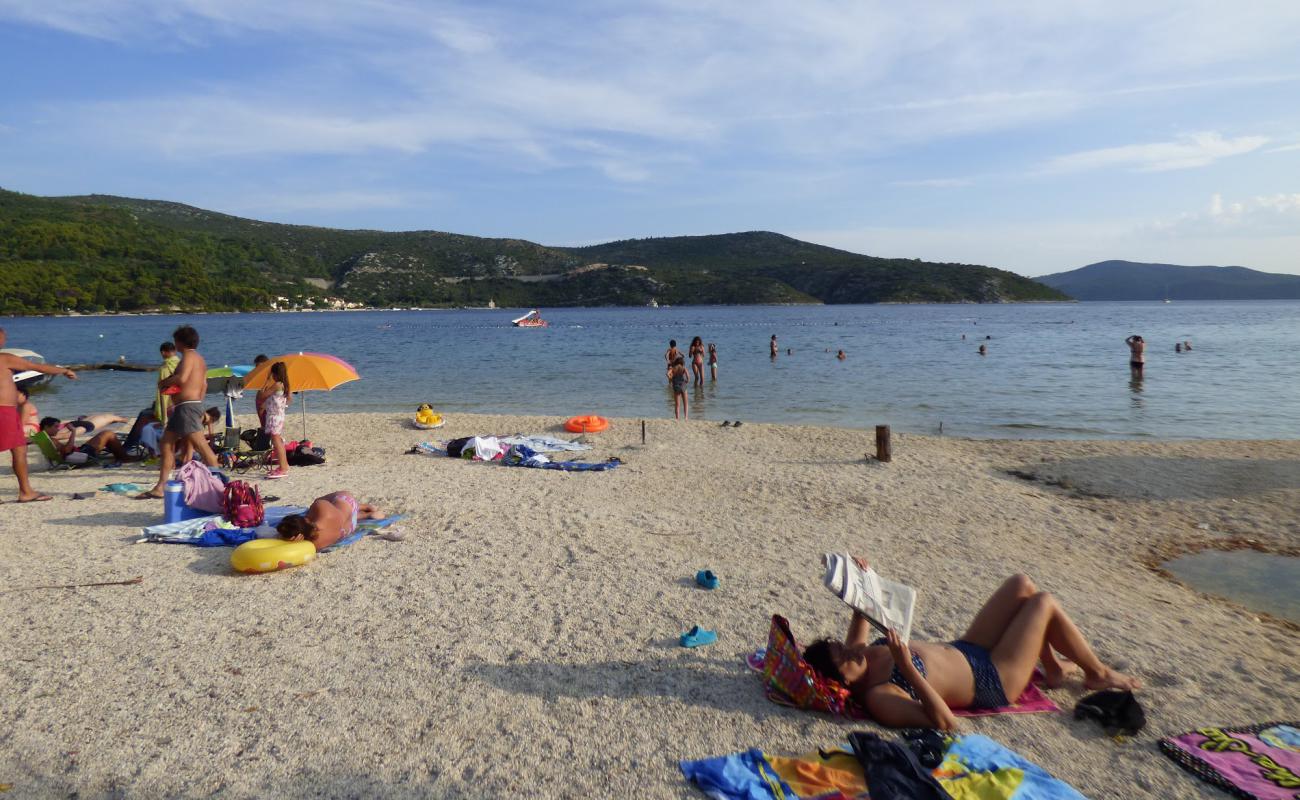 Foto de Slano Beach con guijarro fino claro superficie