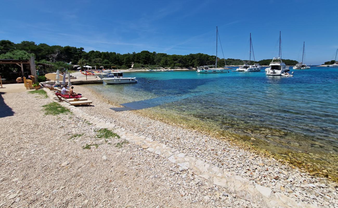 Foto de Tri Grede Bay con piedra superficie