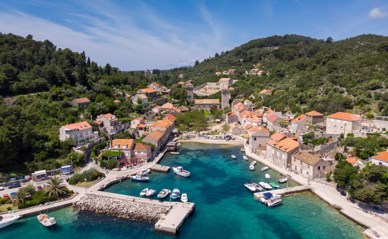 Foto de Port of Sudurad con piedra superficie