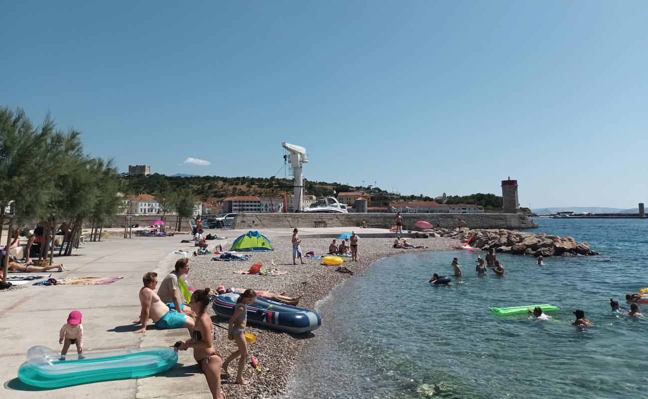 Foto de Plaza Senj con guijarro gris superficie