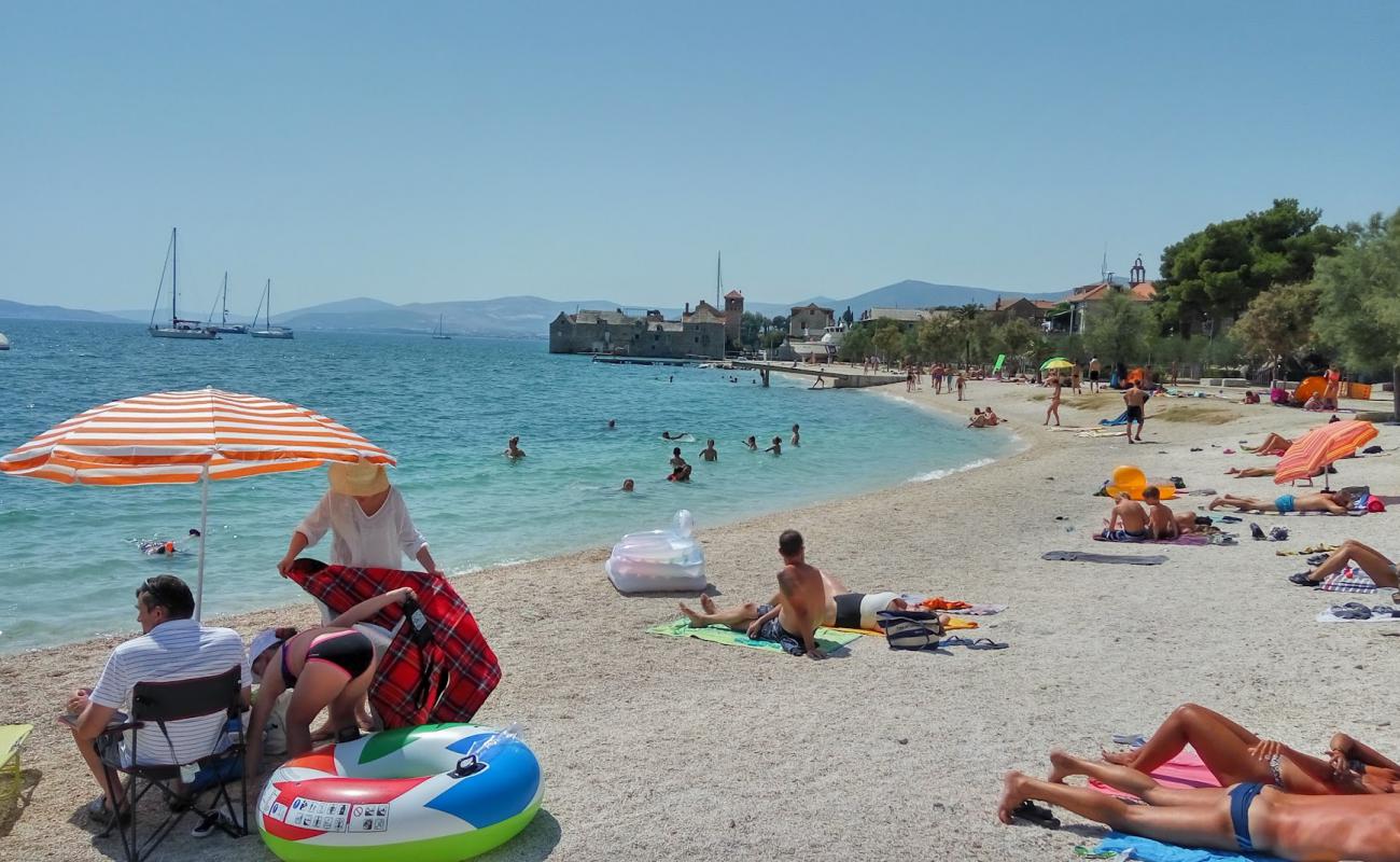 Foto de Beach Kamp, Kastel Gomilica con guijarro fino claro superficie