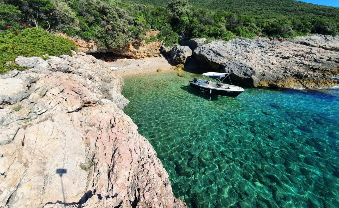 Foto de Elfik beach con guijarro ligero superficie