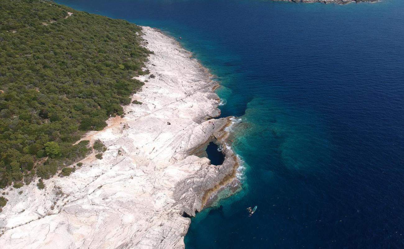 Foto de Dragon's Eye Sea Cave con piedra superficie