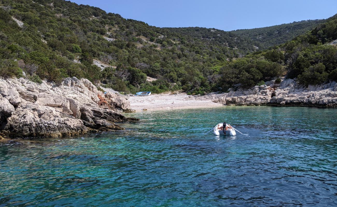 Foto de Tetoviscica Bay con guijarro ligero superficie