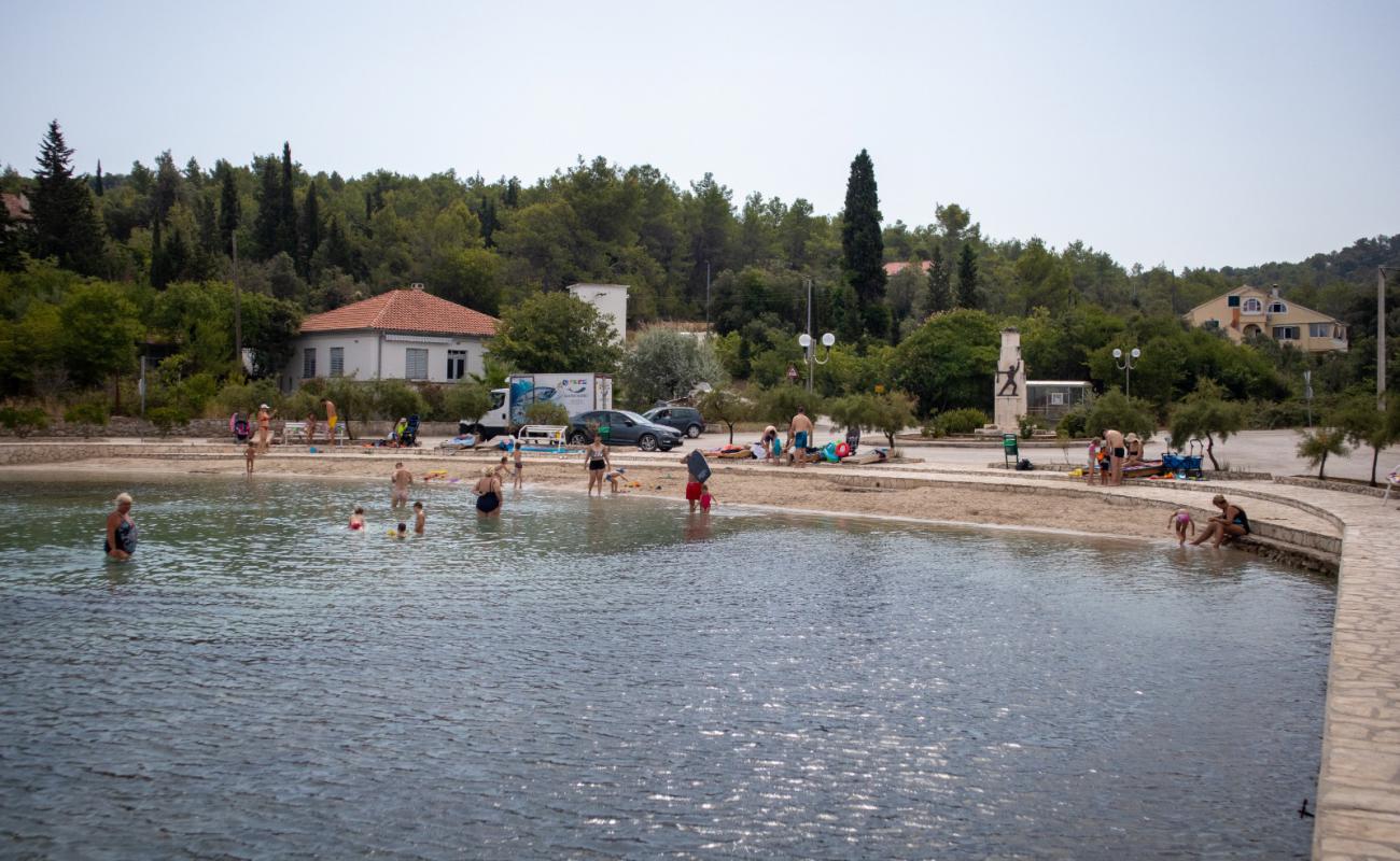 Foto de Beach Lovre con arena brillante superficie