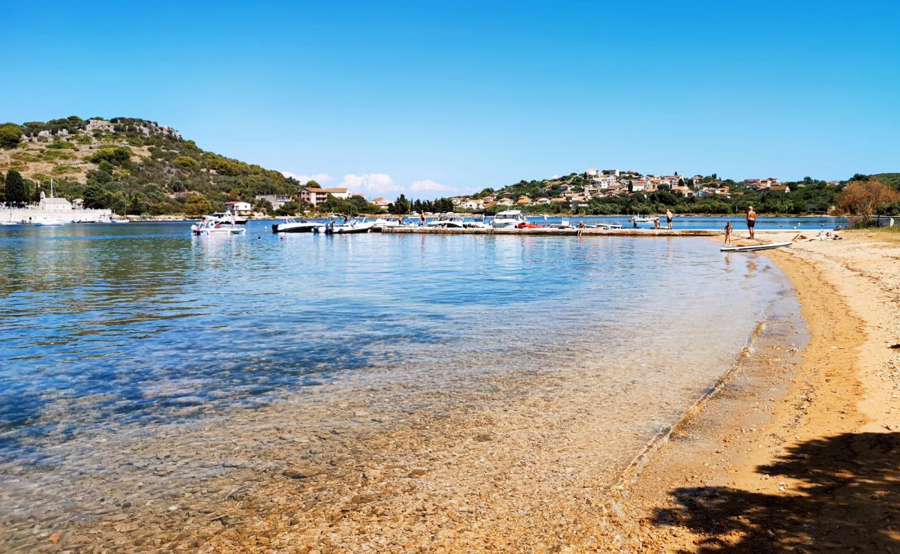 Foto de Przina Beach con arena brillante y rocas superficie