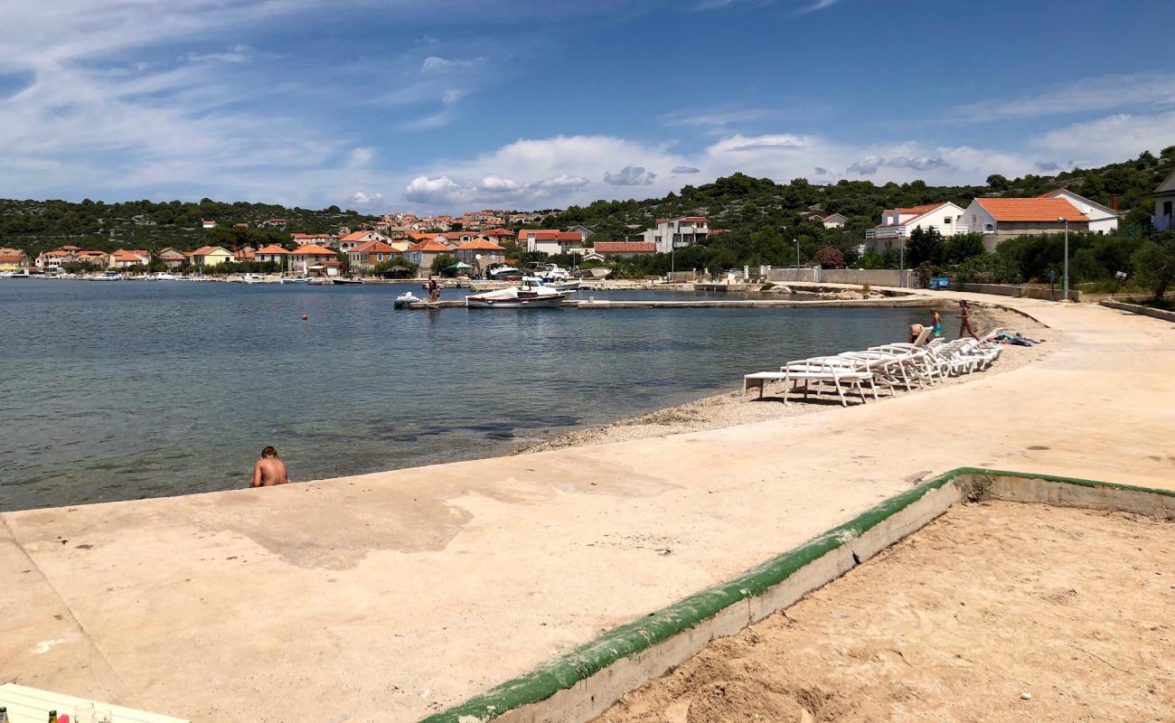 Foto de Polokva Beach con guijarro fino claro superficie