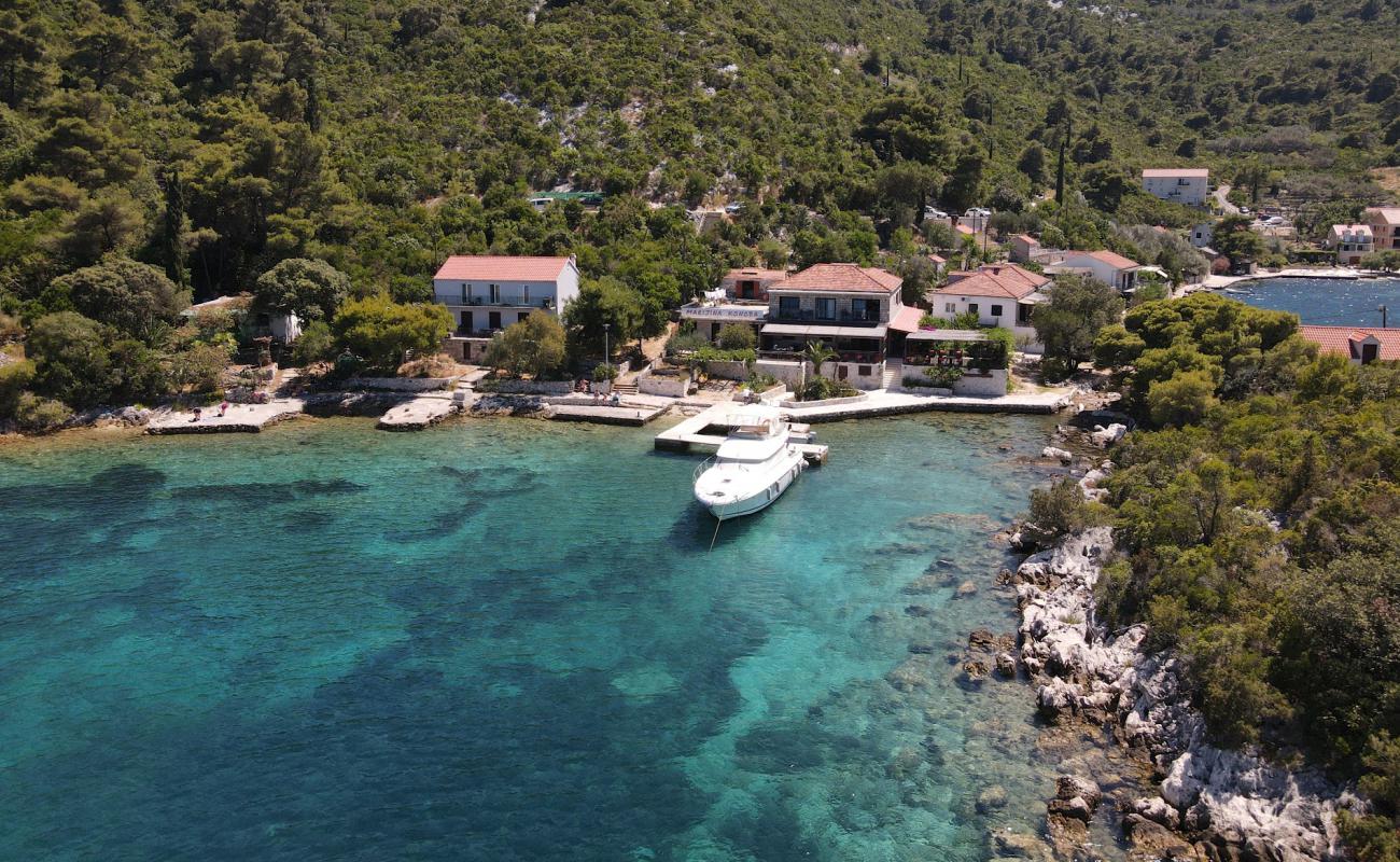 Foto de Prozurska Luka Beach con hormigón superficie