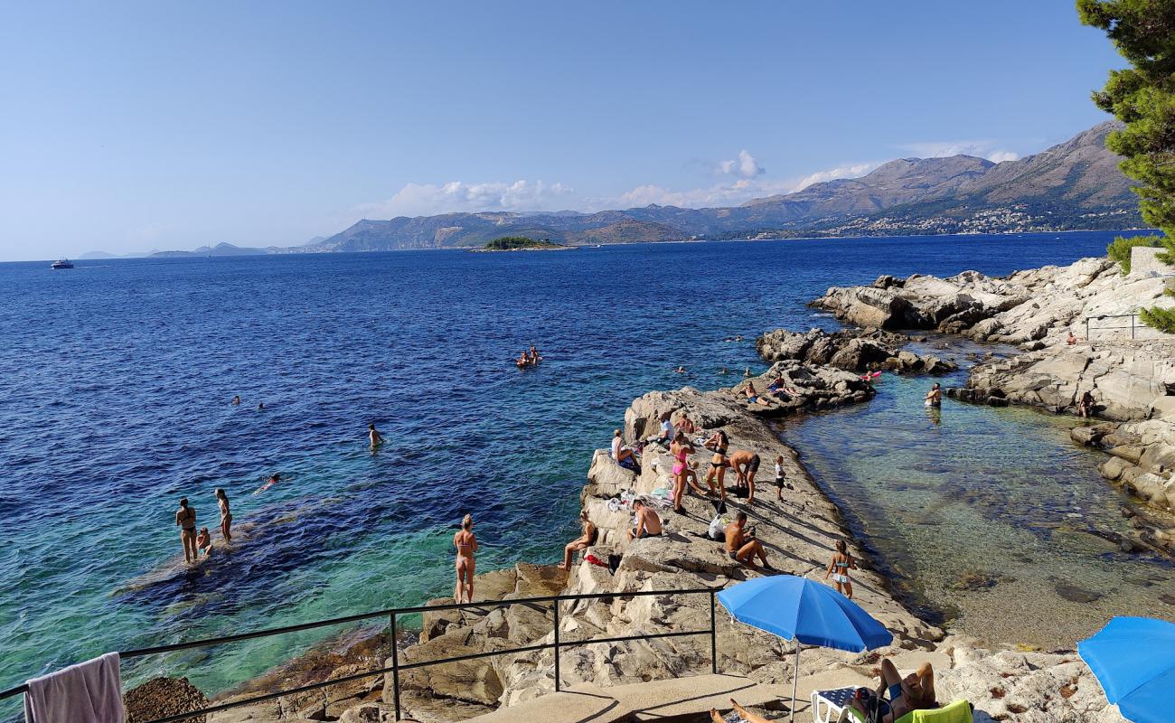 Foto de Beach Kamen Mali con piedra superficie